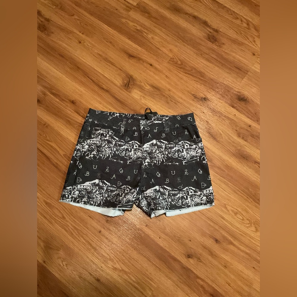 2 Fly Co She Gone Country Shorts Cowboy Western Shorts Women’s Size Large NWT